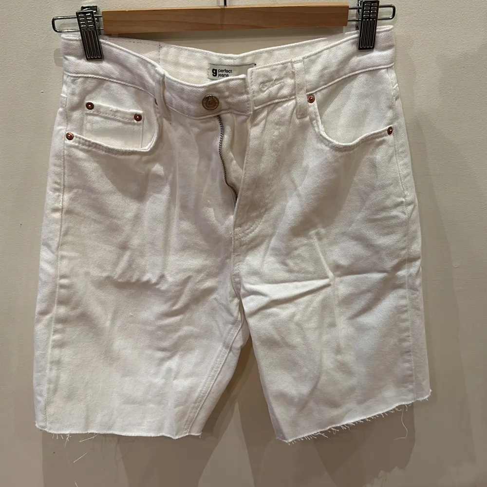 Säljer ett par vita jeans shorts från ginatricot i storlek 32.. Shorts.