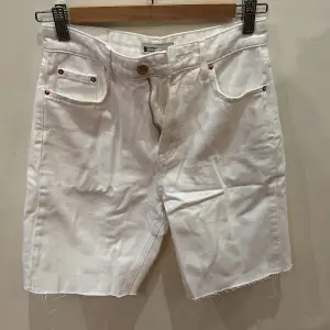 Säljer ett par vita jeans shorts från ginatricot i storlek 32.
