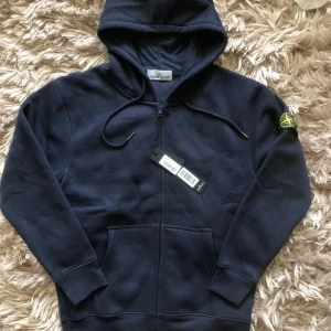 Stone Island hoodie marinblå - ny med prislapp använd en gång bara lite liten på mig perfekt för sommaren