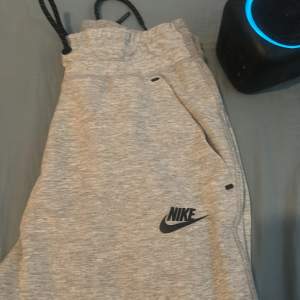 Grå Nike tech byxa, knappt använd. Säljs då den e för liten på mig. Bra skick!