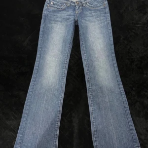 Snygga jeans - Jätte snygga lågmidjade jeans i bootcut, köpta vintage men de passade tyvärr inte. Midjemått 39 cm rakt över midjan och innerbenslängd 80. Obs första 3 bilderna är från förra ägaren de är lite mörkare i verkligheten. Kom privat för fler frågor.💕