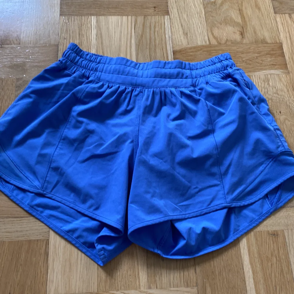 Storlek 4( det är som en xs eller xxs), blå fin färg, jätte fina shorts från Lululemon, jätte bra skick, inga fläckar, . Shorts.