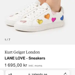 jättefina sneakers från Kurt Geiger, storlek 40. Nypris 1695, men är slutsålda. De är i fint skick men har däremot lite skrapmärken fram vid skon, men det är inte något man tänker på😊  Hör av er vid frågor!!