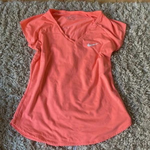 Tränings T-shirt - Säljer denna fina träningstshirt då den inte kommer till användning!  Bra skick och inte använt många gånger!