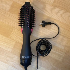 Värmeborste  - Säljer denna fina värmeborste från Revlon med ordinarie pris 579kr. Kommer inte till användning längre men har använts enstaka gånger men fortfarande i väldigt fint skick. 