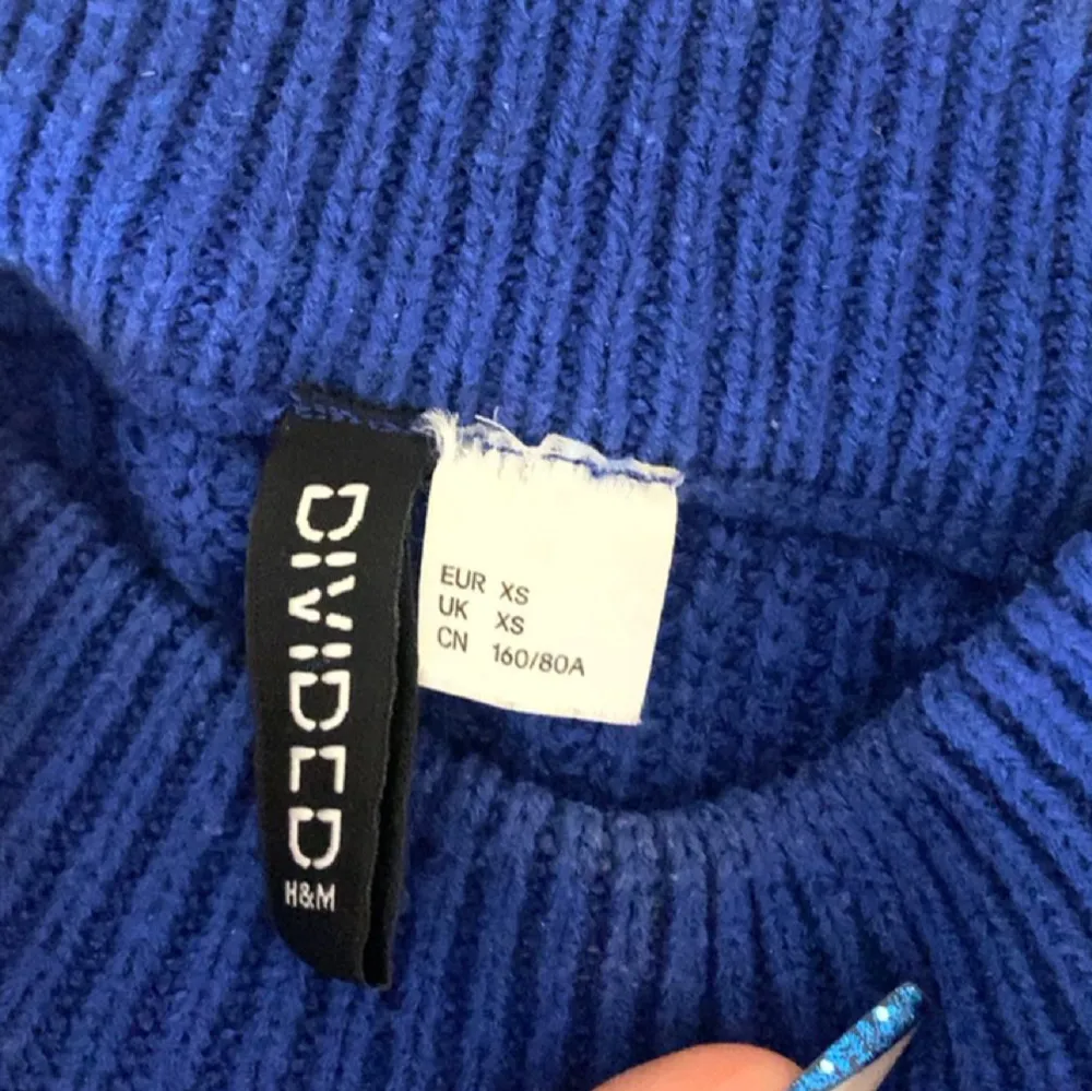 Mörkblåa stickad tröja, HM divided. Av det kortare slaget. strl xs, passar S Superfin tröja nu till tidiga våren, den är använd en del men då jag tröttnat på den säljer jag den nu. Stickat.