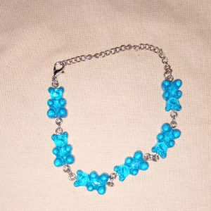 GUMMIBJÖRN ARMBAND - Skiiitsött armband med gummibjörnar köpt på kawaii shop i Sthlm. Alldrig använt. 