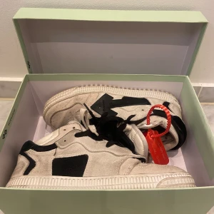 Off white sneakers   - Super coola off white sneakers, double laced. Skriv för frågor eller funderingar🥰