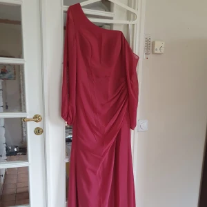 Långklänning - Sprillans ny och oanbänd långklänning med slits som ska vara handsydd från JJ's House. Kramar rumpa och midja vilket gör den väldigt elegant. Nypris: 1699kr plus över 500 i frakt.