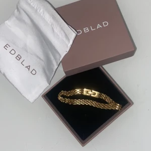 Edblad armband  - Säljer detta Edblad armband som jag har två av då jag inte använder de längre. Den kommer med paketet, lådan och dustbag. Ena är i storlek small (17,5 cm) och den andra i large (20 cm). De är superfina och eleganta och passar till allt😍🫶🏼FRAKT INGÅR!!