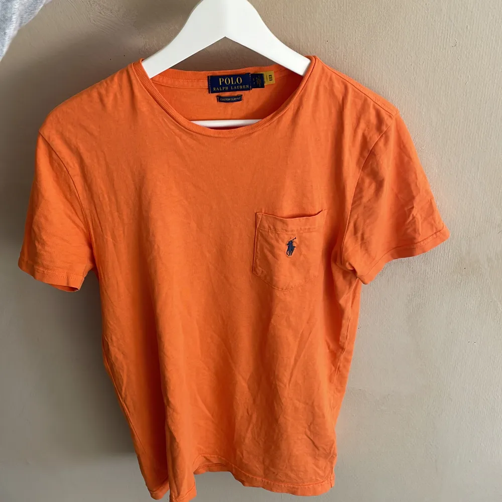 Tja säljer nästan helt oanvänd Ralph Lauren T-shirt i storlek s. Inga defekter (9/10). Originalpris: ca 1000kr. Mitt pris: 239kr. Hör av dig vid funderingar🤝. T-shirts.