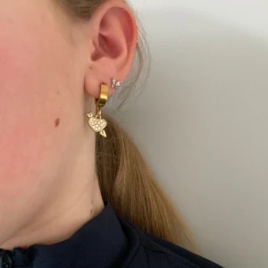 Jätte söta hjärtörhängen💘 - Jätte fina örhängen med en pil i ett hjärta💘 köpt utomlands för 300kr Rostfritt😇 skriv för fler bilder. Pris kan diskuteras*