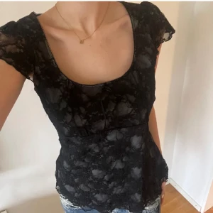 Fin spetstopp - Köpt här på Plick men är aldrig använd, så väldigt bra skick💗 Storleken är M men är insydd så att den är S💗 skriv för fler bilder eller frågor!🫶🏻🫶🏻 ( bilderna är lånade)