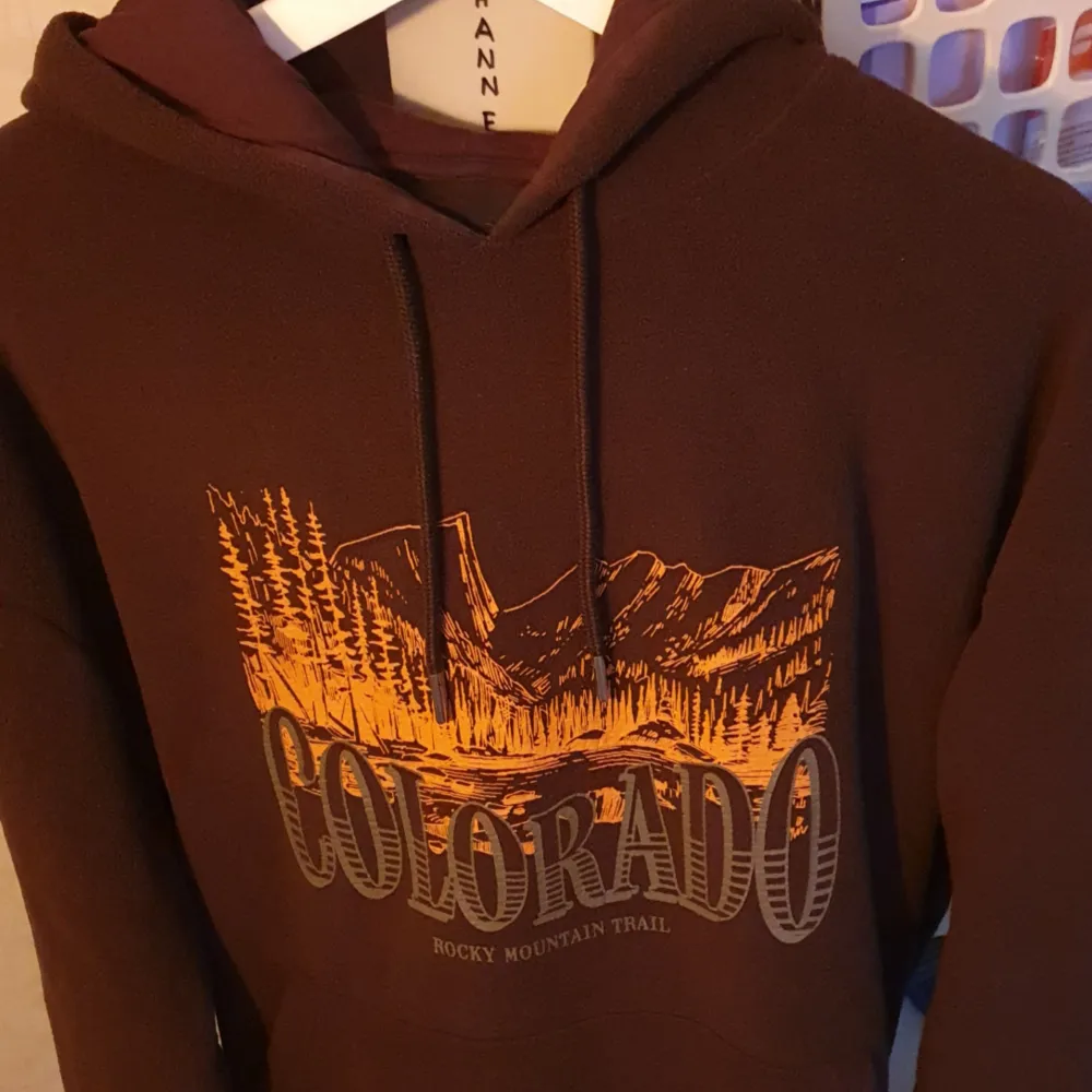 Brun polarfleece med broderat Chicago tryck 🌋. Hoodies.