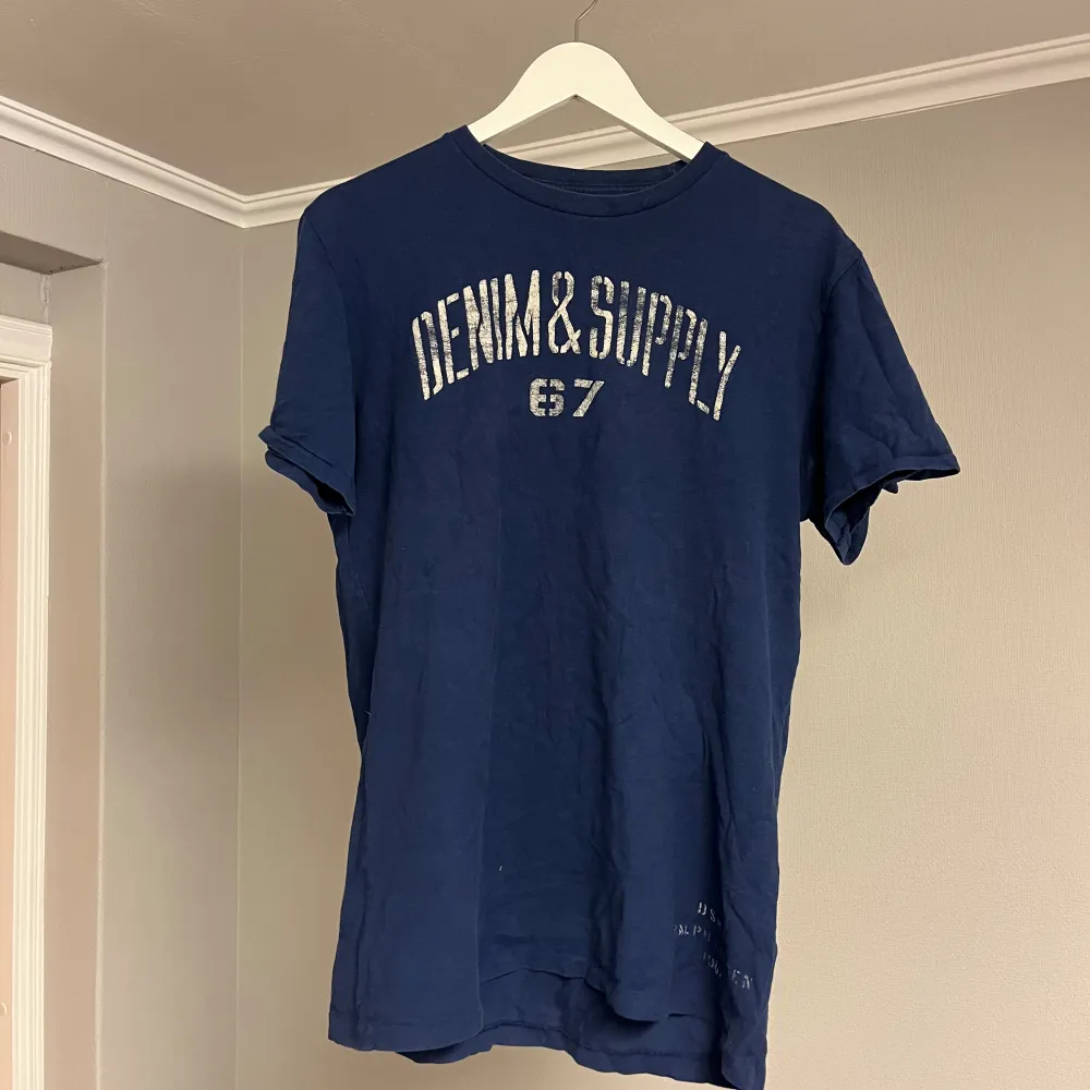 Tja! Nu säljer vi denna feta Ralph Lauren Denim&Supply t shirt! Den är i fint skick utan defekter eller skador! Storlek M, true to size. Bara att höra av er vid funderingar!. T-shirts.