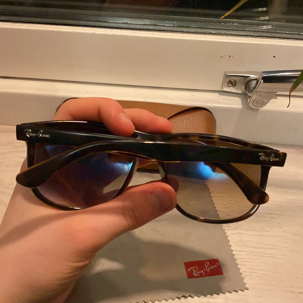 Säljer ett par riktigt feta rayban boyfriend havana RB 4147 i riktigt bra skick.. Övrigt.