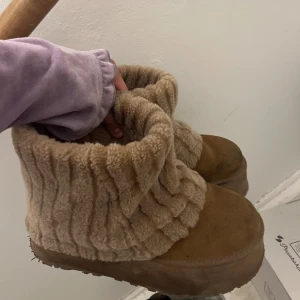 UGG special edition - Säljer mina fina uggs som jag köpte för något år sedan. Skicket är bra lite smuts på utsidan på ens skon men inget stort man märker av. Nypris 3700 kronor 