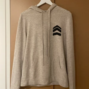 Zadig & Voltaire hoodie - Säljer min stickade hoodie från Zadig & Voltaire då den inte kommer till användning längre. Den är köpt från farfetch för 5500kr och är i princip ny skick, 9,5/10.  Kom dm för frågor!!:))
