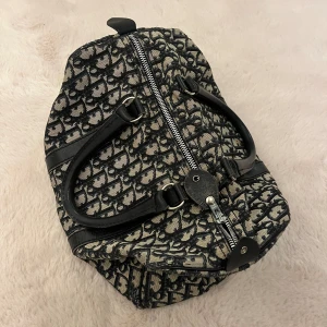 Dior duffle bag - Super snygg väska från dior. Köpt på Vestiaire. Så jag har äkthetsbevis på den. 