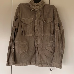 Cp company jacka  - Säljer nu min cp company jacka! Storlek 52/L  Ny skick på jackan  Det är en limiterad cp company jacka ny pris runt 10k  Cp company 50 fili gum 