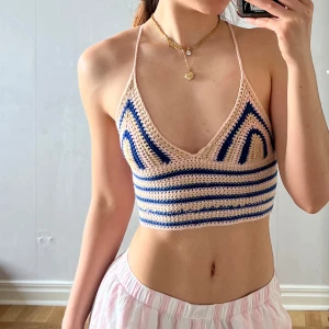 virkad topp  - Säljer denna fina virkade topp med öppen rygg köptes pà Plick. Det stär ingen storlek men skulle säga att den passar en xs-s.