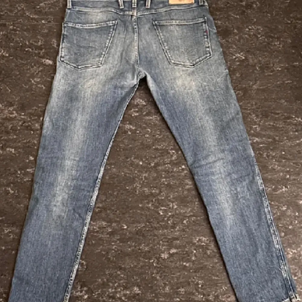 Säljer dessa replay jeansen i modellen anbass. Sjukt snygga med en perfekt färg nu till våren. Storleken är 33/ 32. Priset går att diskutera, men skulle säga att de säljs för ett billigt och bra pris redan. Vid funderingar är det bara att fråga ❓❓. Jeans & Byxor.