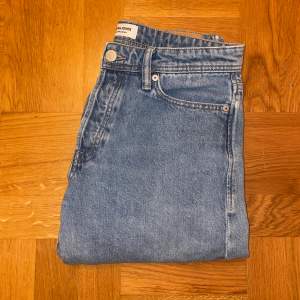 Ett par fräscha och sköna ljus blå jack n Jones jeans i nyskick som passar perfekt till våren nu. Nypris ligger på 600 men jag säljer dem bara för 99kr. Pris kan diskuteras vid snabb affär. Vid frågor är det bara att skriva:)