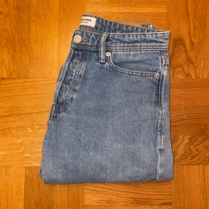 Jack n Jones jeans  - Ett par fräscha och sköna ljus blå jack n Jones jeans i nyskick som passar perfekt till våren nu. Nypris ligger på 600 men jag säljer dem bara för 89kr. Pris kan diskuteras vid snabb affär. Vid frågor är det bara att skriva:)