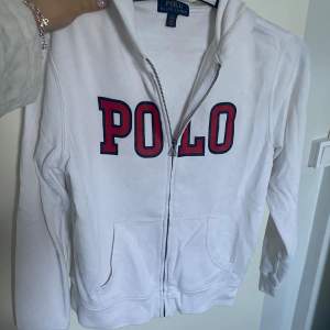 Så snygg Ralph Lauren zip hoodie k ett något tunnare material, perfekt till vår/sommar. Passar perfekt på storlek S/XS