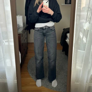 Grå/ svarta jeans från zara - Passar någon som är under 168. Grå/ svarta med slitningar längst ner vid foten
