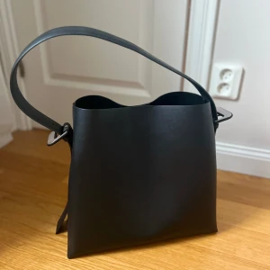 Svart väska  - Aldrig använd, fint skick. Perfekt till skolan eller annat. Mycket plats. 