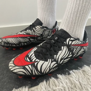Nike Hypervenom  - Säljer dessa sellsynta Nike Hypervenom zebra från 2015. Skorna är knappt använda och är väldigt bra skick. Skorna är elit vilket bästa Matrialet i dessa skor. Hör av er vid frågor eller funderingar. 