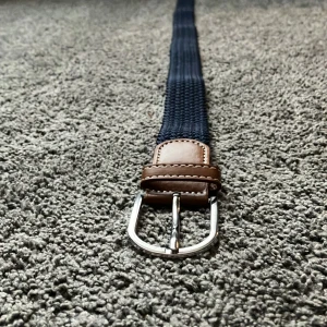 Helt nytt skärp  - Oanvänt skärp från jack & jones. Anledningen till att jag säljer det är för att jag fick det av en bekant men jag har redan ett liknande så har inte haft någon användning av det. Ny pris 250