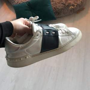 Valentinos, fina navy blue open  Nypris runt 6500kr Mitt pris 1200🤩 Of og skosnöre kommer med och även dustbag Har inget kvitto då jag köpte dem beggat! Tveka inte att höra av er vid frågor Använt skick och heeldrag i hälarna kom privat för mer!