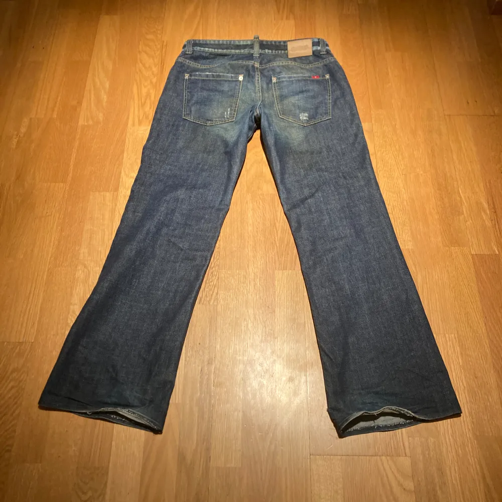 Snygga mörkblå bootcut jeans med lite grön nyans över. Märket är big star och de är ungefär 30 i midja och ~32 i längd. Jeans & Byxor.