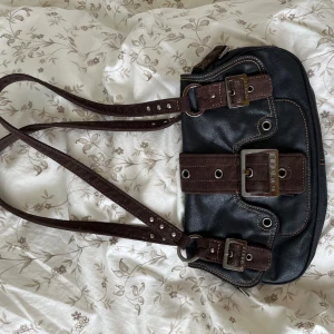 Guess väska - Mindre superfin väska från Guess i bra skick! Köpt på sellpy🥰