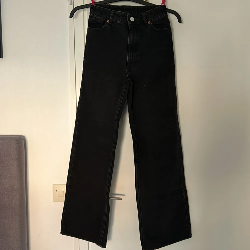 En superfin svart wide jeans från Monki i passformen straight och storlek 25. Den är använd få gånger och är precis som ny.. Jeans & Byxor.
