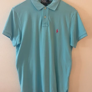 Ralph lauren piké  - Väldigt snygg Ralph lauren piké med unik färg kombination som gör den väldigt snygg säljer den för endast 200kr. Skick 8/10