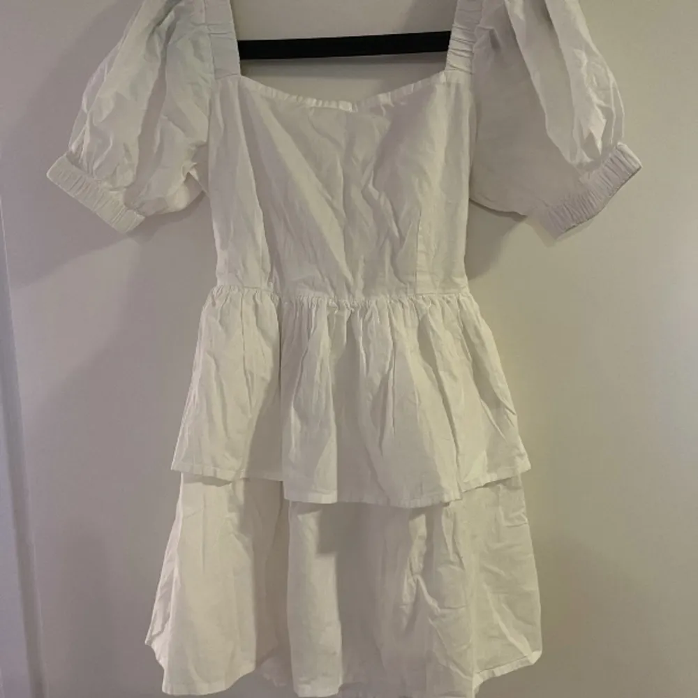 Superfin vit klänning ifrån bohoo i storlek 34/36 i petite modell. Helt ny aldrig använd 🤍. Klänningar.