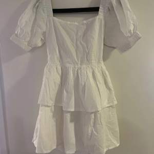 Superfin vit klänning ifrån bohoo i storlek 34/36 i petite modell. Helt ny aldrig använd 🤍