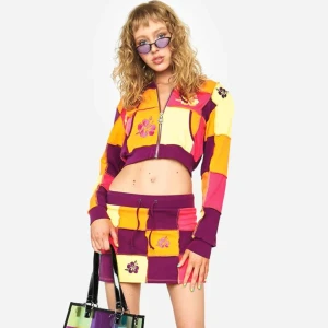 Sunny later days patchwork set - NY! Så himla fin 2000’s inspirerad “Sunny later days patchwork” set från dollskill (dElia’s). Inkluderar både hoodie och kjol. Original pris: 1009kr 🌺 