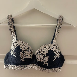 Intimissimi bh - Intimissimi bh i färgen marinblått! Superfin nästan helt helt oanvänd🤗 strokek 75b