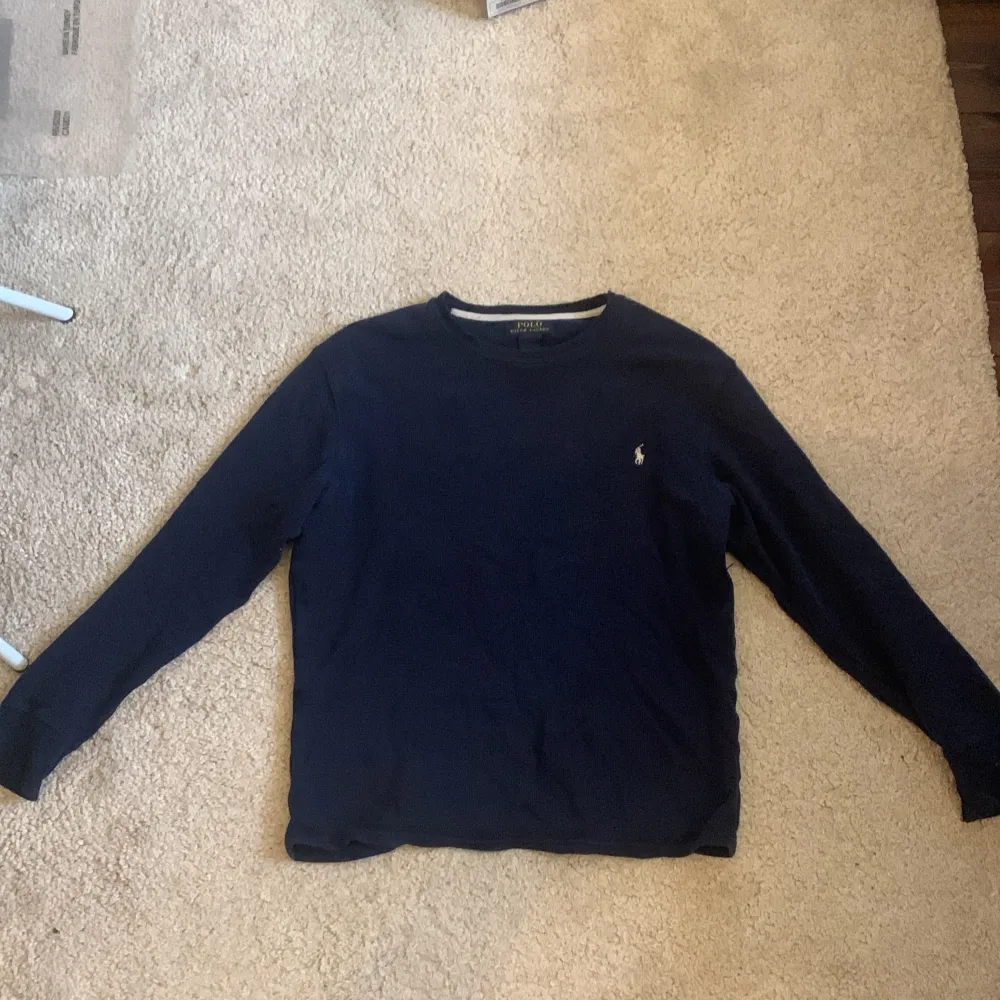 Säljer nu min Ralph Lauren tröja då den blivit för liten. Tröjan är marinblå och är storlek S men passar även till M. Inga skador, skick 9/10. Skriv vid intresse . Tröjor & Koftor.