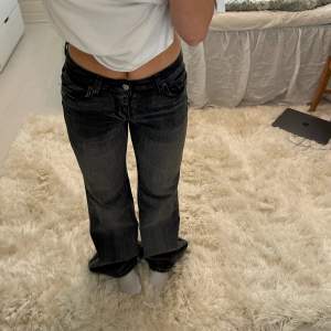 Jeans med botcut och medelhögmidja från Zara i storlek 34 som inte kommit till användning.  Pris: 200kr köpare står för frakt❤️‍🔥