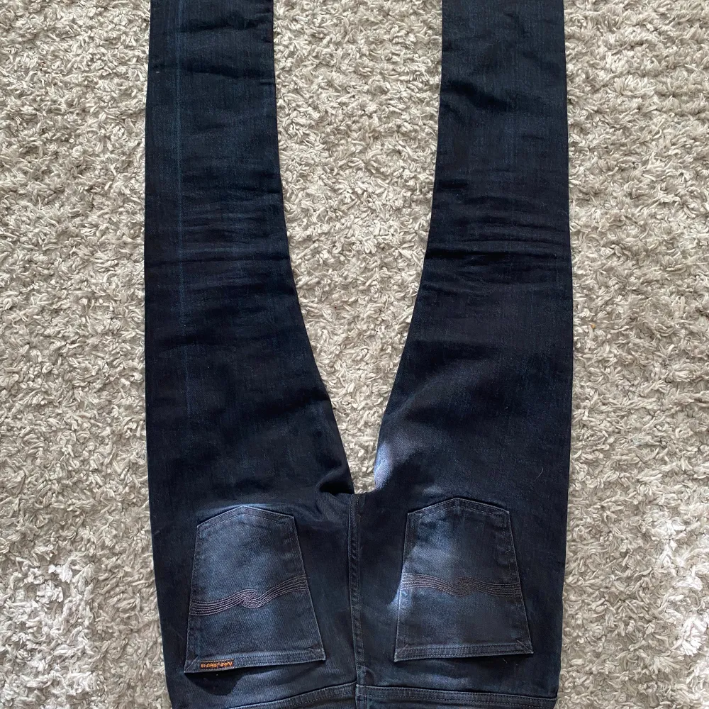 Säljer dessa riktigt snygga nudie jeansen som är i absolut toppskick - storlek 31/34 - passar perfekt för mig som är 188 - hör av dig vid funderingar!. Jeans & Byxor.