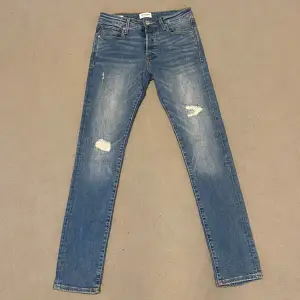Vi säljer nu dessa riktigt feta Jack & Jones jeans ripped i passformen slim. Toppskick utan några defekter. Hör av dig vid frågor! 