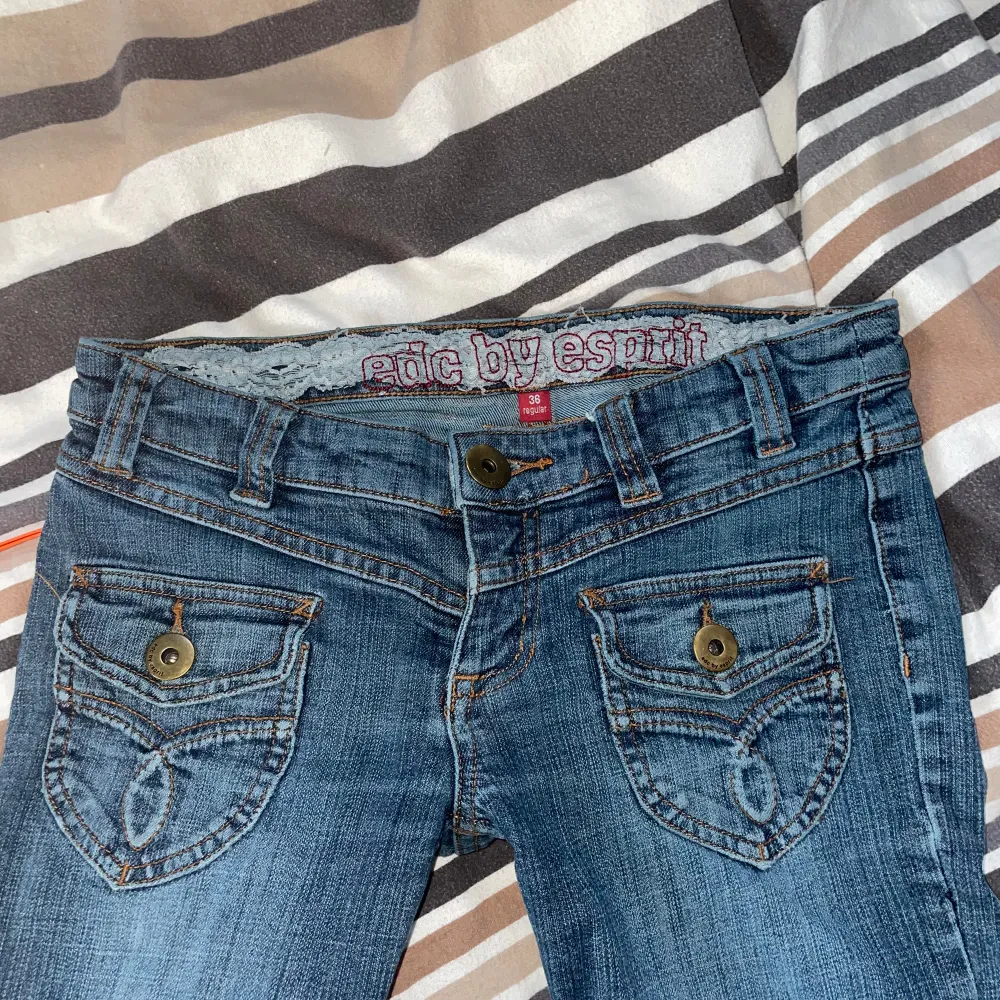 Vintage jeans i nyskick från esprit med snygga fickor både fram och bakifrån, strl S/36❤️// midja 38cm, längd 100, innerbens 81, gren 19cm. Jeans & Byxor.