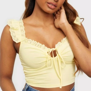 Gul topp - Gul topp från Nelly i fint skick. Storlek s.  Nypris 249kr.