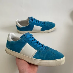 Valentino Flycrew - Säljer nu mina sjukt eftertraktade Valentino Flycrew skor. De är i storlek 44 och är i bra skick, Endast en nit saknas och toppen på ett av skosnörena är av. Nypris på dessa ligger på ungefär 7500kr och de går inte att få tag i längre.  INGA BYTEN! 