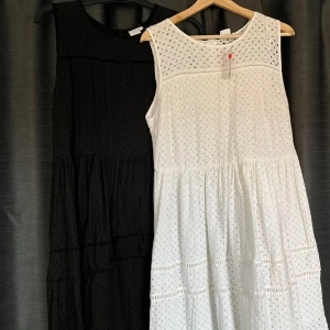Två klänningar - Två klänningar, en svart och vit. Båda för 150kr eller en för 100kr. Fint skick och är oanvända